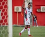 Vitória marca no último minuto contra o Internacional e ganha a 1ª no Brasileirão