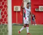 Vitória marca no último minuto contra o Internacional e ganha a 1ª no Brasileirão
