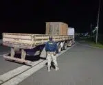 PRF flagra caminhão transportando bloco de rocha com travas soltas