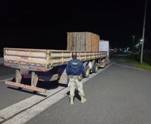 PRF flagra caminhão transportando bloco de rocha com travas soltas PRF flagra caminhão irregular