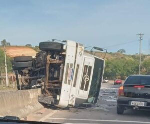 Motorista perde controle de caminhão e tomba em Cachoeiro Acidente