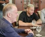 Richarlison apresenta projetos esportivos em visita ao govenador do ES
