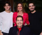 Faustão celebra aniversário da esposa ao lado da família após transplantes