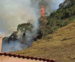 Mais um incêndio: fogo se aproxima de casas em Guaçuí