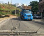 Caminhão com retroescavadeira derruba poste em Cachoeiro