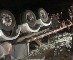 Grave acidente mata caminhoneiro de Cachoeiro na BR-101 na Bahia Caminhoneiro de cachoeiro