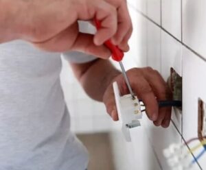 Confira os cuidados para evitar acidentes com choque elétrico choque elétrico