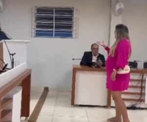 Mulher grávida interrompe sessão de Câmara e cobra paternidade de vereador mulher grávida interrompe sessão