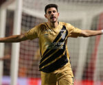 Athletico-PR vira sobre o Atlético-GO e se mantém na parte de cima