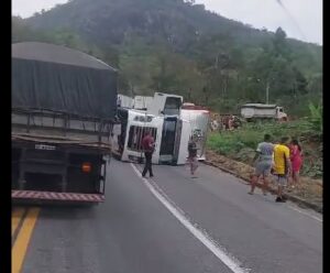 Acidente entre carretas e um carro é registrado na BR-101, em Anchieta BR-101
