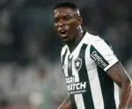 Com belos gols, Botafogo aplica 3 a 0 no Atlético-MG e cola no líder