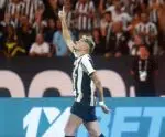 Botafogo derrota Palmeiras e se isola na liderança do Brasileiro