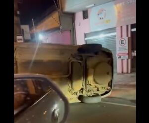 VÍDEO | Carro fica com as rodas para cima após capotar em Cachoeiro Carro capota em Cachoeiro