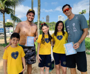 Olimpíadas: dupla capixaba de vôlei de praia recebe crianças da LBV Olímpiadas: dupla George e André com as crianças da LBV