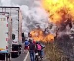 VÍDEO | Equipe de TV sofre queimaduras em explosão de caminhão tanque