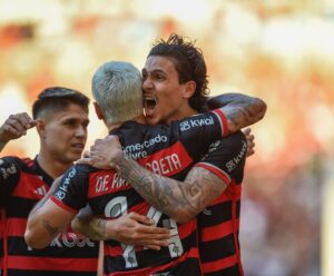 Flamengo vence Atlético-GO no Maracanã e assume liderança do Brasileirão Flamengo