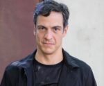Mateus Solano cobra publicamente pagamento por reprises de novela