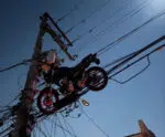Inusitado! Moto vai parar em cima de poste após queda de balão