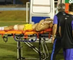 Goleiro baleado ficará 4 meses sem jogar e relata ameaça de policial