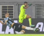 Palmeiras falha na defesa, mas arranca empate do Grêmio