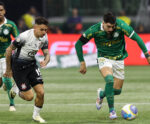 Palmeiras derrota o Corinthians em clássico e amplia crise do rival
