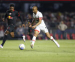 São Paulo vence Red Bull Bragantino e se aproxima dos líderes