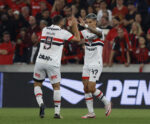 São Paulo vence Athletico-PR em noite de golaços e entra no G-4