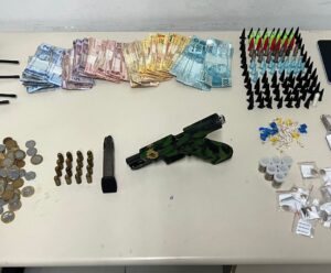 Polícia Militar detém dois indivíduos e apreende quase R$2.000 no ES Polícia Militar apreende drogas e arma