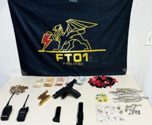 PM apreende drogas e uma arma com três pessoas no Espírito Santo Drogas e arma