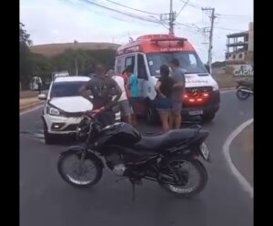 Batida entre carro e moto deixa mãe e filha feridas em Cachoeiro acidente em Cachoeiro