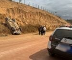 Ocupantes ficam feridos após carro capotar em Marataízes