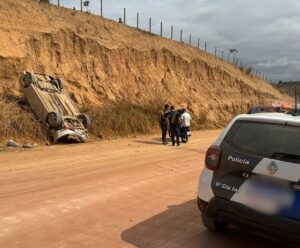 Ocupantes ficam feridos após carro capotar em Marataízes capotamento em Marataízes