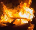 Carro é totalmente destruído pelo fogo em Marataízes