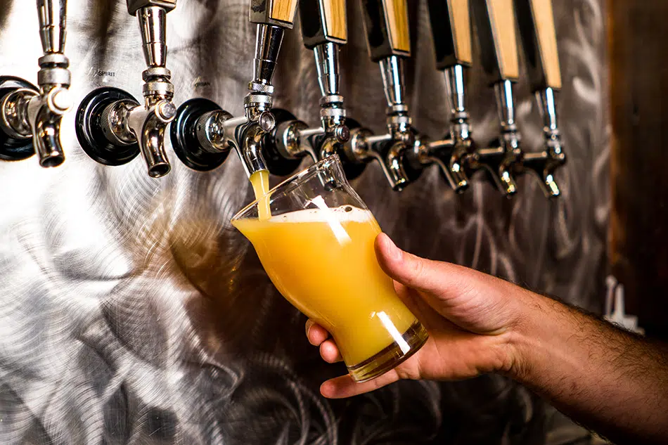 Cerveja artesanal sendo utilizada em copo de vidro