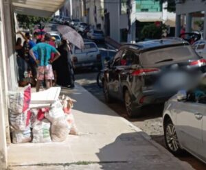 Pedra se solta de fachada de loja e atinge mulher em Castelo mulher atingida por pedra em Castelo