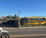 Poste atinge ônibus escolares após acidente em Anchieta