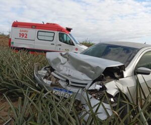 Três ficam feridos após veículos baterem de frente em Marataízes Acidente com carros em Marataízes