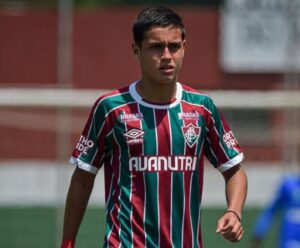 Aos 15 anos, atacante de Presidente Kennedy treina com profissionais do Flu Atacante de Presidente Kennedy no treino do Fluminense
