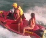 Banhistas são arrastados até as pedras por forte ventania no RJ
