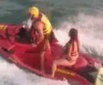 Banhistas são arrastados até as pedras por forte ventania no RJ