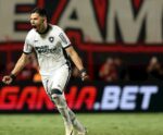 Com show de Luiz Henrique, Botafogo goleia Atlético-GO