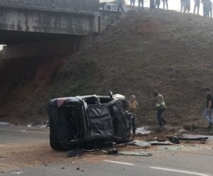 Motorista de carro que caiu de viaduto estava a caminho de prova da CNH Carro que caiu de viaduto