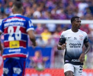 Corinthians desperdiça chances e perde do Fortaleza, que assume a ponta Onde assistir Corinthians e Fortaleza