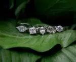 Diamantes de laboratório e ouro reciclado ganham gigantes do luxo