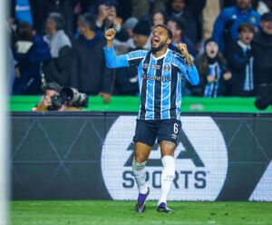 Grêmio vence Flu de virada e sai na frente nas oitavas da Libertadores Grêmio e Fluminense