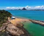 Ilha no Sul do ES encanta com águas cristalinas e paisagens incríveis