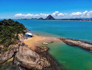 Ilha a 15 minutos da costa guarda águas calmas e trilhas no Sul do ES