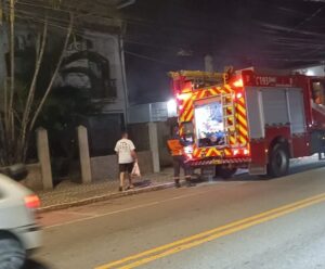 Bombeiros são acionados após incêndio atingir o Creas em Cachoeiro Incêndio no Creas Cachoeiro