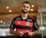 Contratado! Flamengo oficializa retorno do atacante Michael