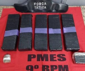 PM flagra motorista entregando drogas para motociclista em Cachoeiro Motorista entregando drogas em Cachoeiro